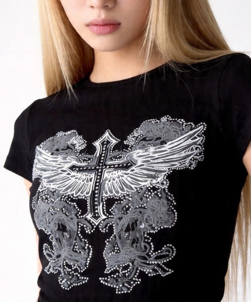 .KOM(ドットコム)の「A'GEM/9 × .kom 『.KOM/ドットケーオーエム』ウィングクロスグラフィックコンパクトTシャツ(Tシャツ/カットソー・レディース・ブラック/ホワイト・FREE)」の5枚目の写真