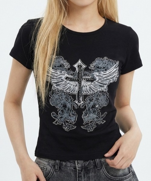 .KOM(ドットコム)の「A'GEM/9 × .kom 『.KOM/ドットケーオーエム』ウィングクロスグラフィックコンパクトTシャツ(Tシャツ/カットソー・レディース・ブラック/ホワイト・FREE)」の3枚目の写真