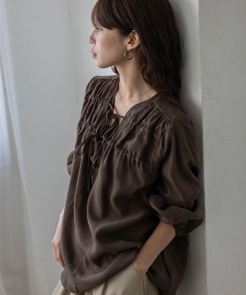 VitaFelice（ヴィータフェリーチェ）の「リボンギャザーシアーブラウス（シャツ/ブラウス・レディース・ブラック/アイボリー/ブラウン・FREE）」の8枚目の写真