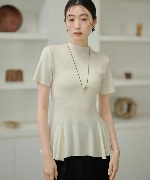 LAULEN(ローレン)の「bottle neck peplum knit tops /ボトルネックペプラム半袖ニットトップス(ニット/セーター・レディース・レッド/ブラック/アイボリー/ベージュ・FREE)」の1枚目の写真