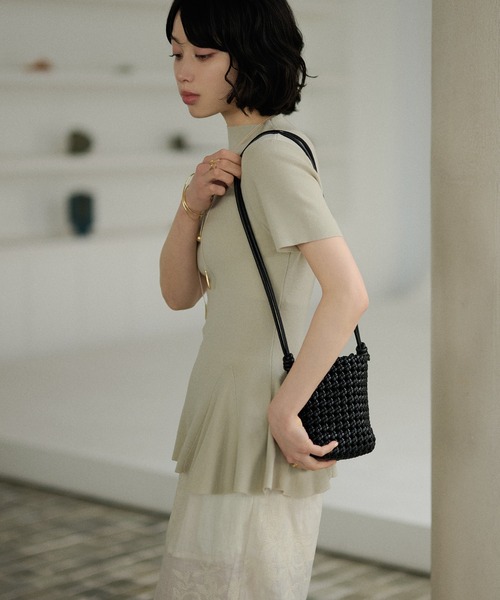 LAULEN(ローレン)の「bottle neck peplum knit tops /ボトルネックペプラム半袖ニットトップス(ニット/セーター・レディース・レッド/ブラック/アイボリー/ベージュ・FREE)」の7枚目の写真