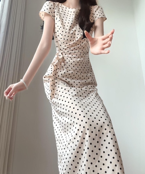 LUCPY(ラクピー)の「ドット柄ウエストリボンロングワンピース(ワンピース・レディース・ホワイト・X-LARGE/LARGE/MEDIUM/SMALL)」の2枚目の写真