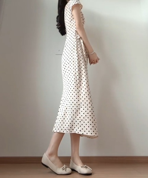 LUCPY(ラクピー)の「ドット柄ウエストリボンロングワンピース(ワンピース・レディース・ホワイト・X-LARGE/LARGE/MEDIUM/SMALL)」の3枚目の写真