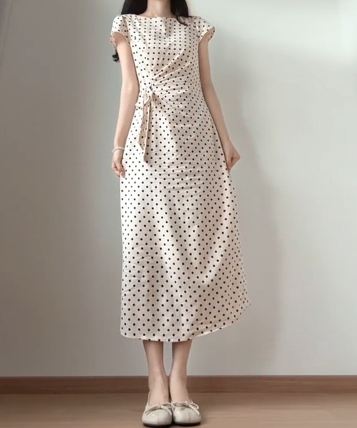 LUCPY(ラクピー)の「ドット柄ウエストリボンロングワンピース(ワンピース・レディース・ホワイト・X-LARGE/LARGE/MEDIUM/SMALL)」の4枚目の写真