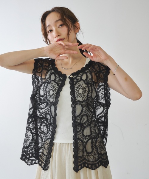 Shelly island(シェリーアイランド)の「オーガンジー刺繍ベスト(ベスト・レディース・ホワイト/ブラック・FREE)」の2枚目の写真