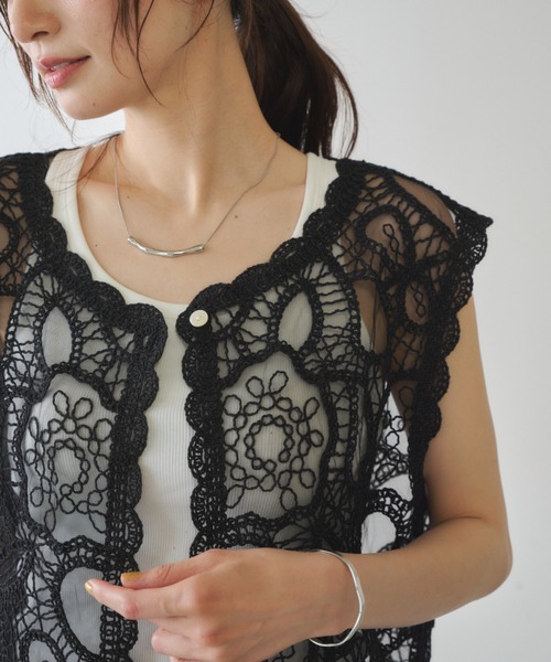 Shelly island(シェリーアイランド)の「オーガンジー刺繍ベスト(ベスト・レディース・ホワイト/ブラック・FREE)」の19枚目の写真