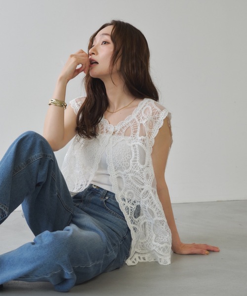 Shelly island(シェリーアイランド)の「オーガンジー刺繍ベスト(ベスト・レディース・ホワイト/ブラック・FREE)」の4枚目の写真