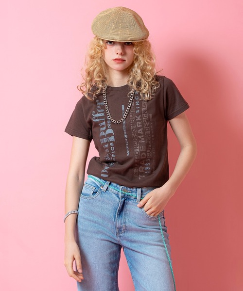 a.p.o.v.(エーピーオービー)の「a.p.o.v. クロップド丈クラックY2K全面プリントTシャツ(レディース)(Tシャツ/カットソー・レディース・ホワイト/ブラウン/ブラック・ONESIZE)」の3枚目の写真