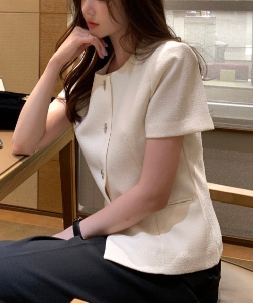 CHUL(チュル)の「ペプラムシルエット 半袖ノーカラーブラウス(シャツ/ブラウス・レディース・ホワイト・FREE)」の2枚目の写真
