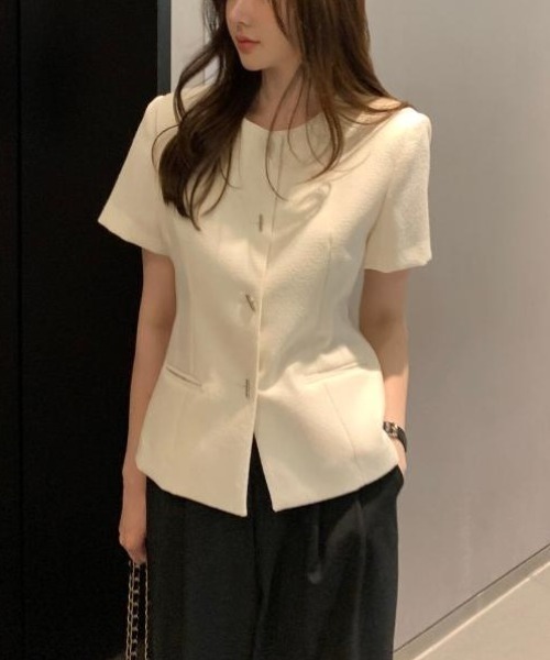 CHUL(チュル)の「ペプラムシルエット 半袖ノーカラーブラウス(シャツ/ブラウス・レディース・ホワイト・FREE)」の3枚目の写真