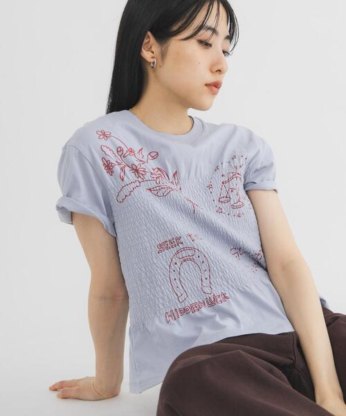 KBF（ケイビーエフ）の「シャーリングデザインプリントTEE（Tシャツ/カットソー・レディース・アイボリー/ブルー/ブラウン・ONE）」の3枚目の写真