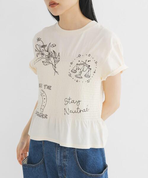 KBF（ケイビーエフ）の「シャーリングデザインプリントTEE（Tシャツ/カットソー・レディース・アイボリー/ブルー/ブラウン・ONE）」の4枚目の写真