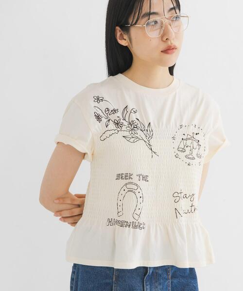 KBF（ケイビーエフ）の「シャーリングデザインプリントTEE（Tシャツ/カットソー・レディース・アイボリー/ブルー/ブラウン・ONE）」の5枚目の写真