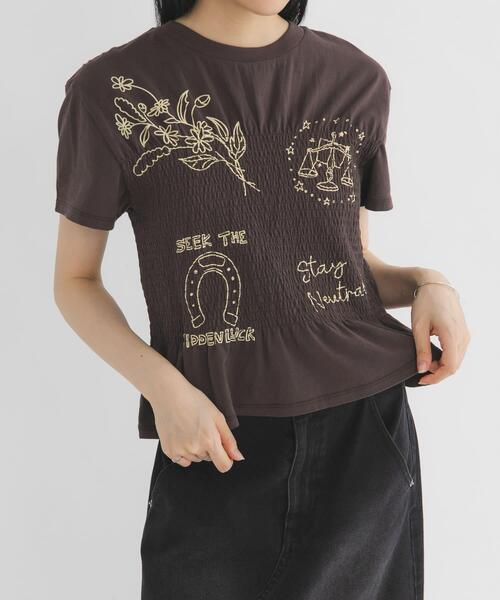 KBF（ケイビーエフ）の「シャーリングデザインプリントTEE（Tシャツ/カットソー・レディース・アイボリー/ブルー/ブラウン・ONE）」の13枚目の写真