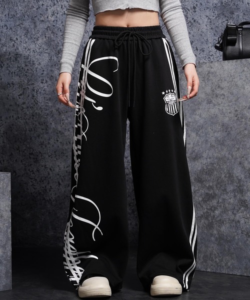 1111clothing(ワンフォークロージング)の「サイドライン ワイドスウェットパンツ / Side-Stripe Wide Sweatpants(スウェットパンツ・メンズ・グレー/ブラック・M/S)」の2枚目の写真