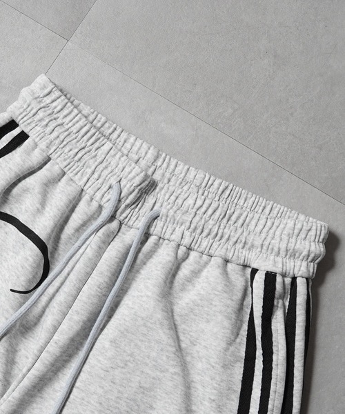 1111clothing(ワンフォークロージング)の「サイドライン ワイドスウェットパンツ / Side-Stripe Wide Sweatpants(スウェットパンツ・メンズ・グレー/ブラック・M/S)」の7枚目の写真