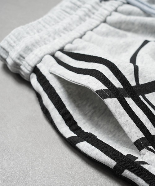 1111clothing(ワンフォークロージング)の「サイドライン ワイドスウェットパンツ / Side-Stripe Wide Sweatpants(スウェットパンツ・メンズ・グレー/ブラック・M/S)」の10枚目の写真