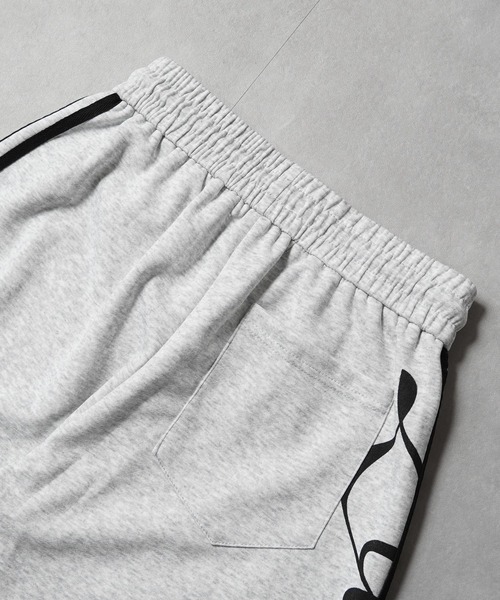 1111clothing(ワンフォークロージング)の「サイドライン ワイドスウェットパンツ / Side-Stripe Wide Sweatpants(スウェットパンツ・メンズ・グレー/ブラック・M/S)」の4枚目の写真