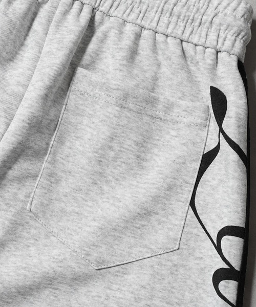 1111clothing(ワンフォークロージング)の「サイドライン ワイドスウェットパンツ / Side-Stripe Wide Sweatpants(スウェットパンツ・メンズ・グレー/ブラック・M/S)」の5枚目の写真