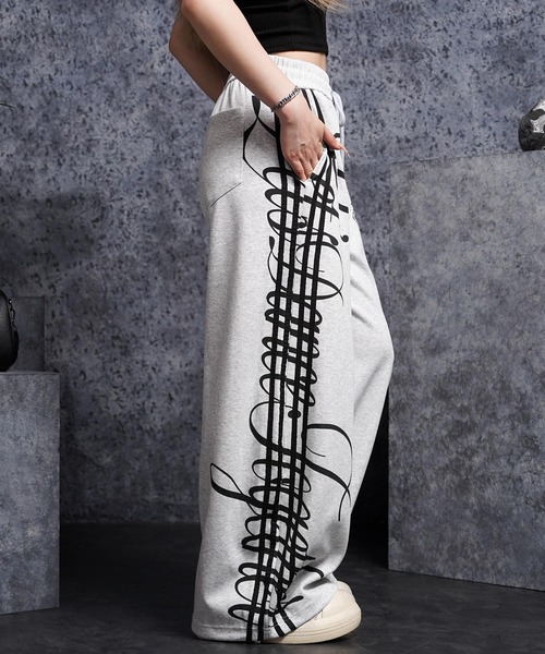 1111clothing(ワンフォークロージング)の「サイドライン ワイドスウェットパンツ / Side-Stripe Wide Sweatpants(スウェットパンツ・メンズ・グレー/ブラック・M/S)」の15枚目の写真