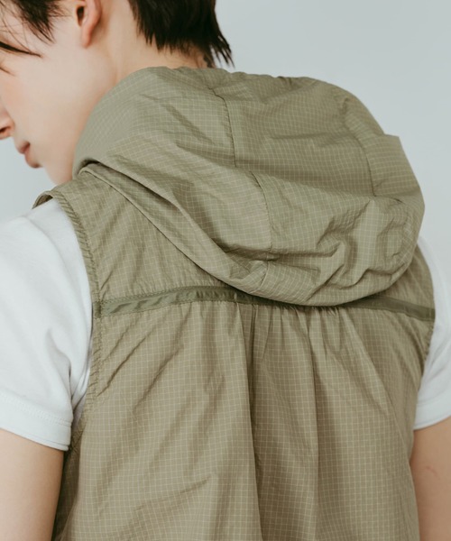 Knuth Marf(クヌースマーフ)の「【Knuth Marf】nylon hoodie(ベスト・レディース・ライトグリーン/ブラック・FREE)」の3枚目の写真
