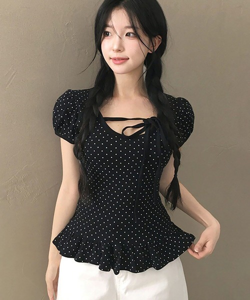 Girly Doll(ガーリードール)の「リボンネックパフスリドットカットソー(Tシャツ/カットソー・レディース・グレー/ブラック/ベージュ・FREE)」の1枚目の写真