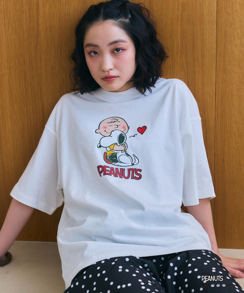 PEANUTS(ピーナッツ)の「【PEANUTS/ピーナッツ】SNOOPY/スヌーピープリント半袖Tシャツ / Over Harf Sleeve T-shirt《UNISEX》(Tシャツ/カットソー・レディース・ホワイト/ブラック・L/M)」の1枚目の写真