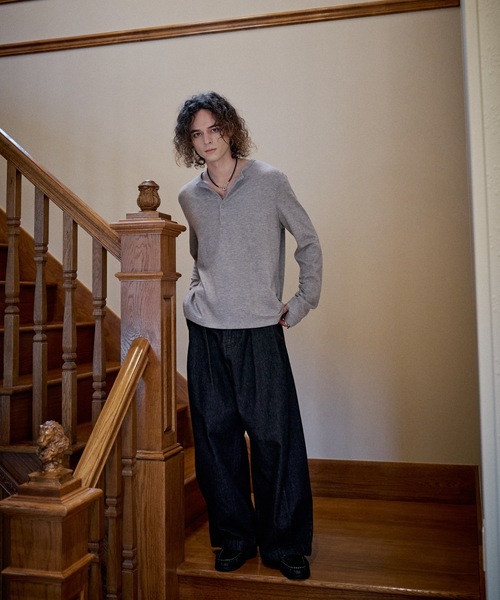 CASPER JOHN(キャスパージョン)の「Shirring henry neck skin knit/シャーリングヘンリーネックスキンニット(ニット/セーター・メンズ・オリーブ/グレー/ブラック/レッド・LARGE/X-SMALL/MEDIUM/SMALL)」の13枚目の写真