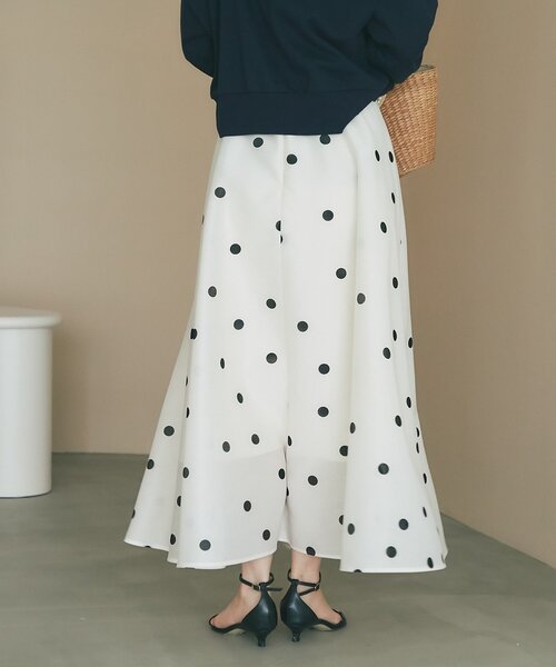 La boutique BonBon(ラブティックボンボン)の「【最強着映え】ドットオーガンサーキュラースカート(スカート・レディース・オフホワイト/ブラウン/ブラック・38/36/PS)」の6枚目の写真