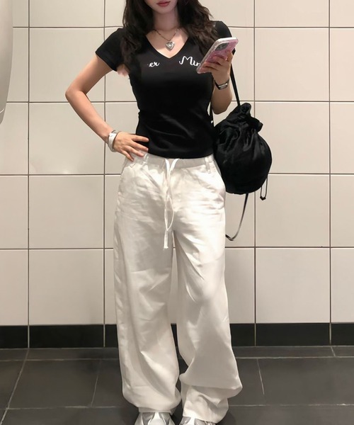 MEMECLE(メメクル)の「【 MEMECLE / メメクル 】フロントレタリング Vネックトップス(Tシャツ/カットソー・レディース・ブラック・LARGE/SMALL/MEDIUM)」の3枚目の写真