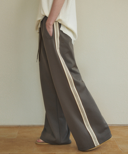 WEDNESDAYOASISFORWOMEN(ウェンズデー オアシス フォー ウーマン)の「W/エッセンシャルライン トラックパンツ(3カラー)(スウェットパンツ・レディース・カーキ/グレー/ネイビー・FREE)」の7枚目の写真