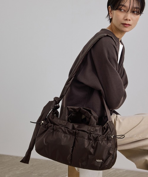 OUTDOOR PRODUCTS(アウトドアプロダクツ)の「【OUTDOOR PRODUCTS for SALON】別注コーデュラパフバッグ(ショルダーバッグ・レディース・ブラック/ダークブラウン・FREE)」の18枚目の写真