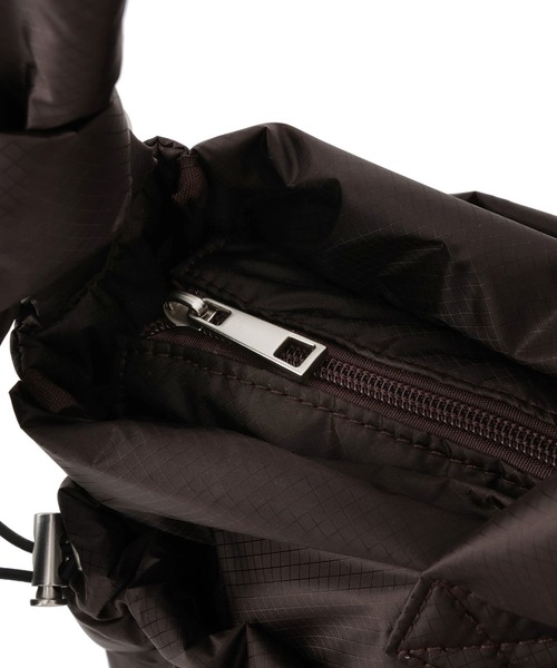OUTDOOR PRODUCTS(アウトドアプロダクツ)の「【OUTDOOR PRODUCTS for SALON】別注コーデュラパフバッグ(ショルダーバッグ・レディース・ブラック/ダークブラウン・FREE)」の12枚目の写真