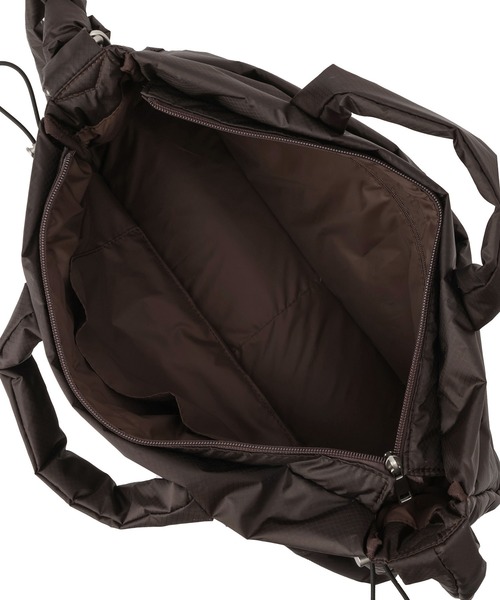 OUTDOOR PRODUCTS(アウトドアプロダクツ)の「【OUTDOOR PRODUCTS for SALON】別注コーデュラパフバッグ(ショルダーバッグ・レディース・ブラック/ダークブラウン・FREE)」の8枚目の写真