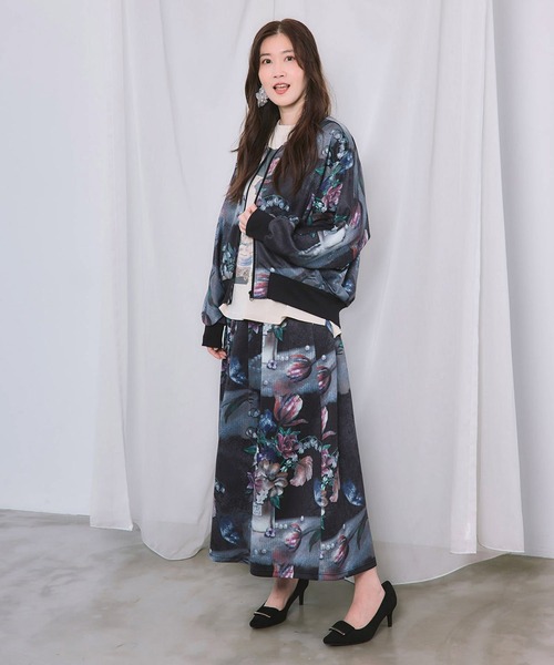 ScoLar(スカラー)の「ScoLar(スカラー) ボタニカル柄 ジャージ風スカート(スカート・レディース・ブラック・MEDIUM)」の3枚目の写真