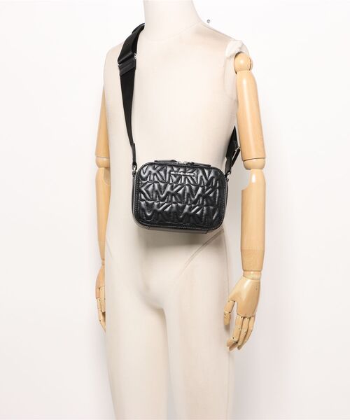 MICHAEL KORS(マイケルコース)の「HUDSON エンボス ロゴ クロスボディ(ショルダーバッグ・メンズ・ブラック・FREE)」の5枚目の写真