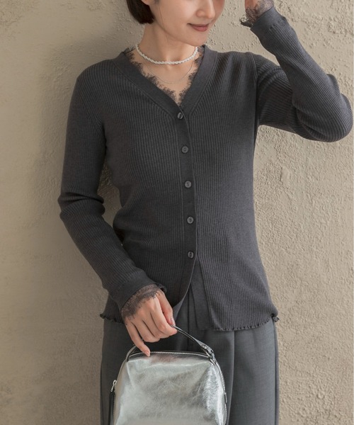URBAN RESEARCH ROSSO WOMEN（アーバンリサーチ　ロッソ）の「レーストリミングVネックリブニット（ニット/セーター・レディース・ライトピンク/ブラック/グレー/アイボリー・FREE）」の15枚目の写真