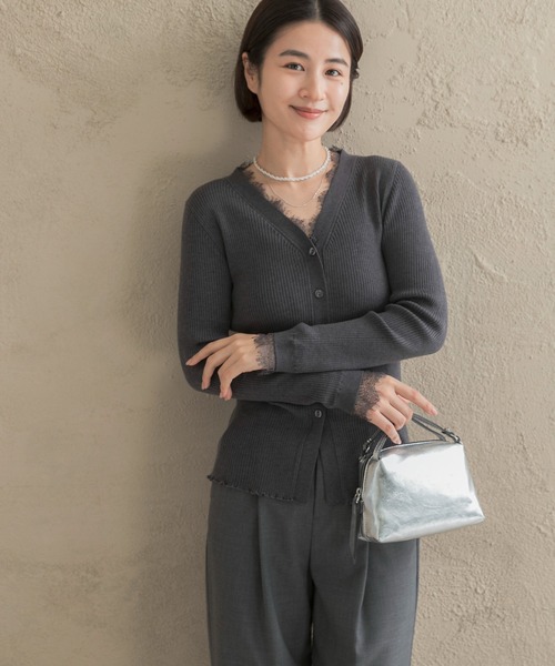 URBAN RESEARCH ROSSO WOMEN（アーバンリサーチ　ロッソ）の「レーストリミングVネックリブニット（ニット/セーター・レディース・ライトピンク/ブラック/グレー/アイボリー・FREE）」の18枚目の写真