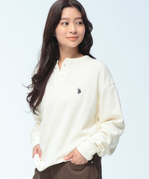 U.S. POLO ASSN.(ユーエスポロアッスン)の「U.S. POLO ASSN. (ユーエスポロアッスン) ヘンリーネック 長袖 Tシャツ メンズ レディース サーマル ワンポイント ロゴ刺繍 ロンT PLM63200(Tシャツ/カットソー・メンズ・グレー/アイボリー/ブラック・L/M/LL)」の2枚目の写真