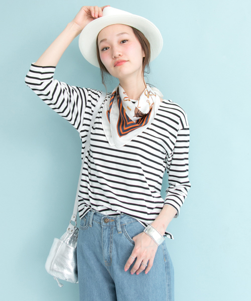 URBAN RESEARCH(アーバンリサーチ)の「UR スカーフ付プルオーバー(Tシャツ/カットソー・レディース・ホワイト×ブラック/ブラック×ホワイト・FREE)」の2枚目の写真