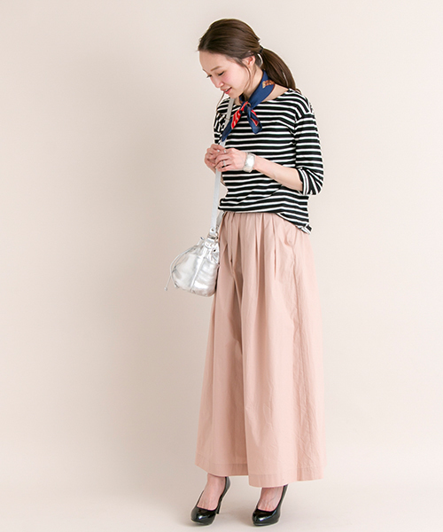 URBAN RESEARCH(アーバンリサーチ)の「UR スカーフ付プルオーバー(Tシャツ/カットソー・レディース・ホワイト×ブラック/ブラック×ホワイト・FREE)」の15枚目の写真