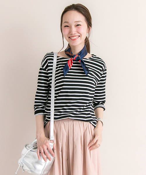 URBAN RESEARCH(アーバンリサーチ)の「UR スカーフ付プルオーバー(Tシャツ/カットソー・レディース・ホワイト×ブラック/ブラック×ホワイト・FREE)」の22枚目の写真