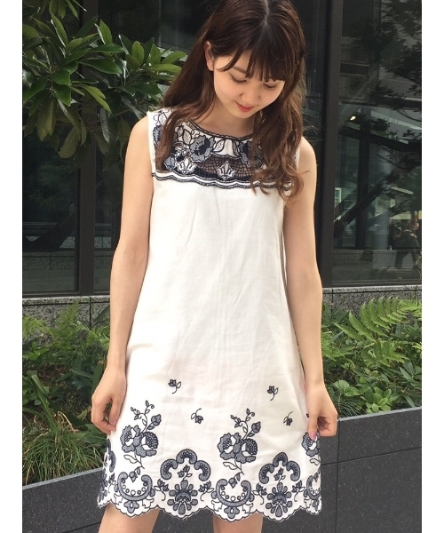 dazzlin（ダズリン）の「エンブロイダリーデニムサックワンピース（ワンピース・レディース・ホワイト/インディゴブルー/ブルー・SMALL/MEDIUM）」の2枚目の写真