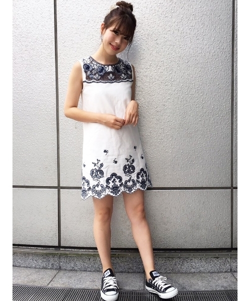 dazzlin（ダズリン）の「エンブロイダリーデニムサックワンピース（ワンピース・レディース・ホワイト/インディゴブルー/ブルー・SMALL/MEDIUM）」の21枚目の写真