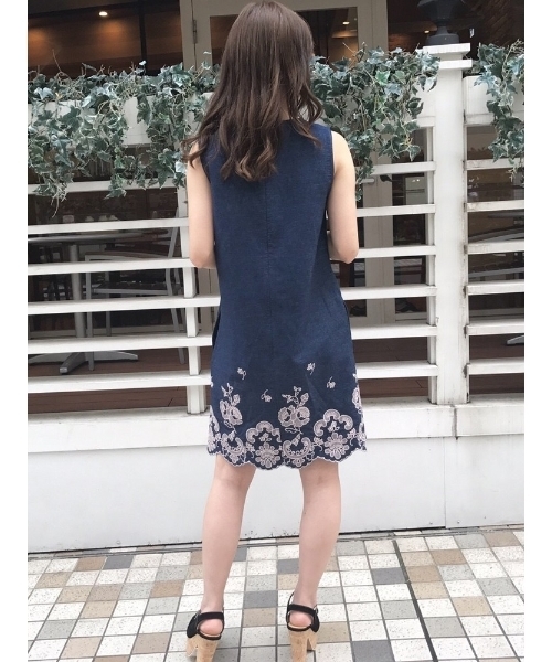 dazzlin（ダズリン）の「エンブロイダリーデニムサックワンピース（ワンピース・レディース・ホワイト/インディゴブルー/ブルー・SMALL/MEDIUM）」の14枚目の写真