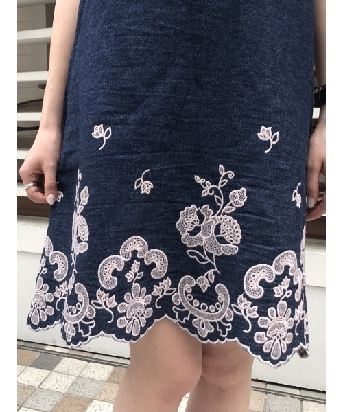 dazzlin（ダズリン）の「エンブロイダリーデニムサックワンピース（ワンピース・レディース・ホワイト/インディゴブルー/ブルー・SMALL/MEDIUM）」の16枚目の写真