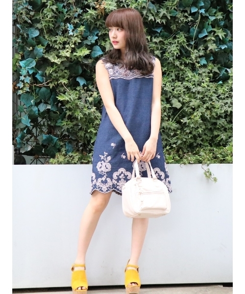 dazzlin（ダズリン）の「エンブロイダリーデニムサックワンピース（ワンピース・レディース・ホワイト/インディゴブルー/ブルー・SMALL/MEDIUM）」の11枚目の写真