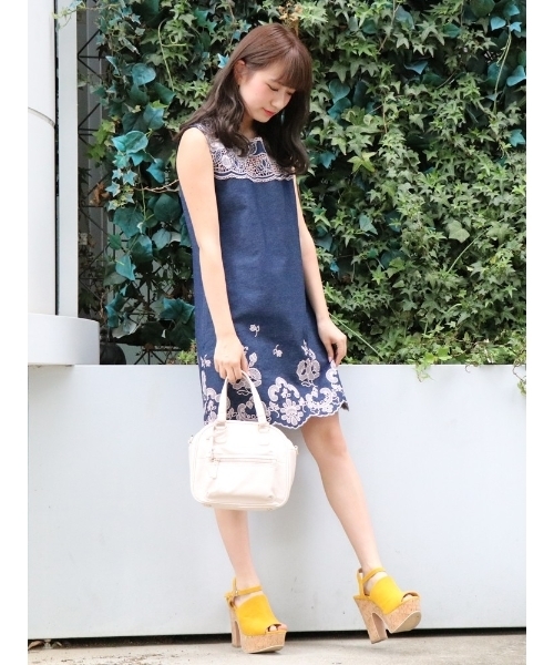 dazzlin（ダズリン）の「エンブロイダリーデニムサックワンピース（ワンピース・レディース・ホワイト/インディゴブルー/ブルー・SMALL/MEDIUM）」の12枚目の写真