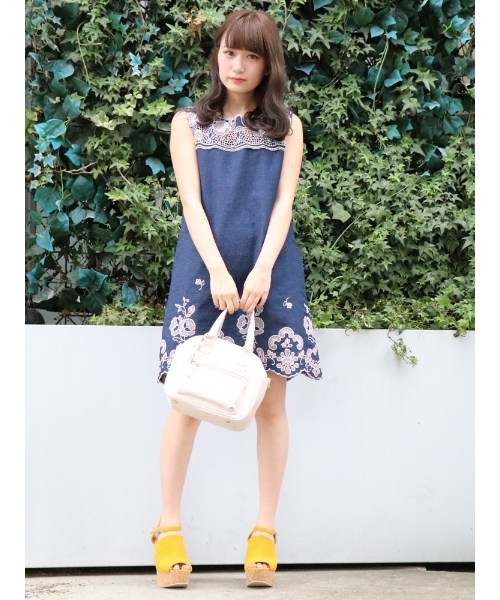 dazzlin（ダズリン）の「エンブロイダリーデニムサックワンピース（ワンピース・レディース・ホワイト/インディゴブルー/ブルー・SMALL/MEDIUM）」の13枚目の写真