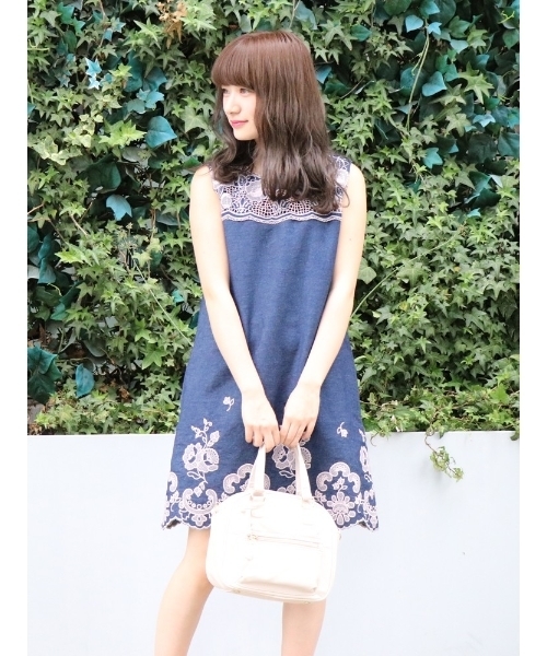 dazzlin（ダズリン）の「エンブロイダリーデニムサックワンピース（ワンピース・レディース・ホワイト/インディゴブルー/ブルー・SMALL/MEDIUM）」の4枚目の写真